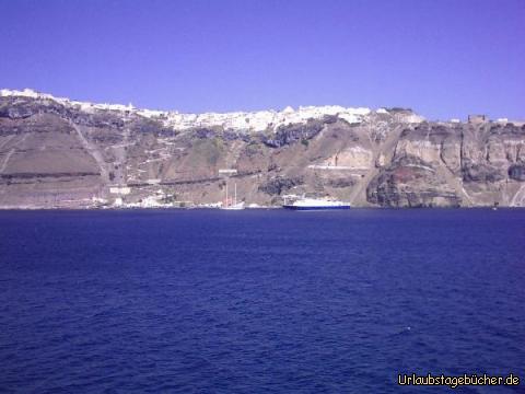 Thira von unten: Thira von der Caldera aus gesehen