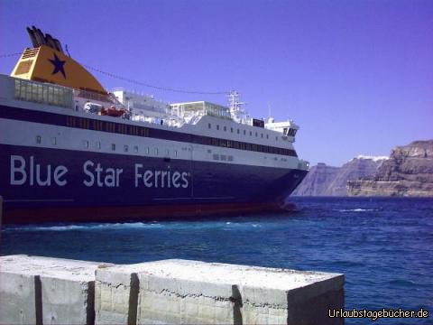 Fähre in Santorini: unsere Fähre im Hafen von Santorini