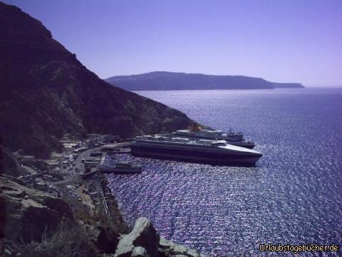 Fähre von oben: Fähren im Hafen von Santorini