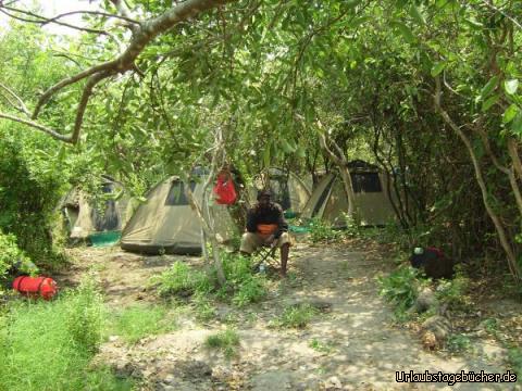 unsere Zelte: unsere Zelte mitten in der Wildnis des Okawango Delta