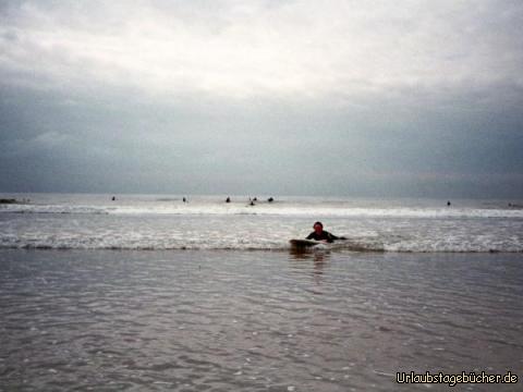 Anjas Welle: Anja auf den letzten Resten ihrer (fast) perfekten Welle,
von der sie bis an den Strand getragen wird