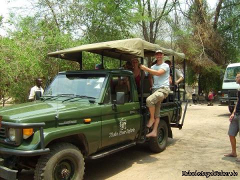 Jeep: wir in unserem offenen Jeep für die Safari im Chobe Nationalpark