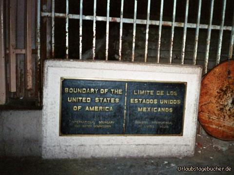 Grenze: der Grenzstein zwischen USA und Mexico