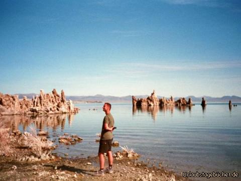 nicht gestellt: der Mono Lake
(ich versuch mal nicht ganz so gestellt zu wirken :o))