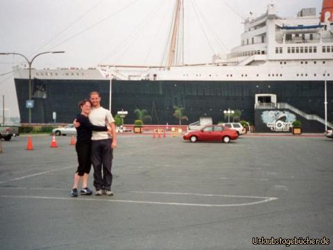 wir vor Queen Mary: Anja und ich vor der Queen Mary