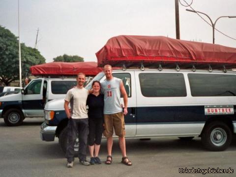 wir und Brent: Anja (mitte) und ich (links) mit unserem Trekleader Brent (rechts) vor unserem Van