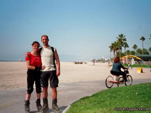 wir scaten: Anja und ich beim Rollerscaten am Strand von Venice Beach