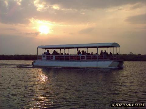 Schiff: auf einem solchen Schiff findet unsere Boot-Safari im Chobe Nationalpark statt