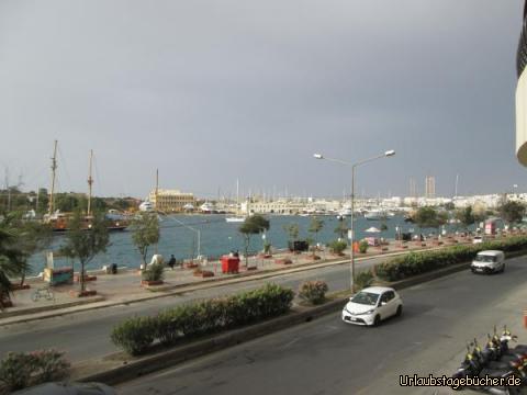 Manoel Island: der Blick am Morgen aus den Fenster unseres Zimmers im Hotel Sliema in Sliema
auf die Insel Manoel Island im Marsamxett Harbour, einem von zwei Naturhäfen Vallettas
