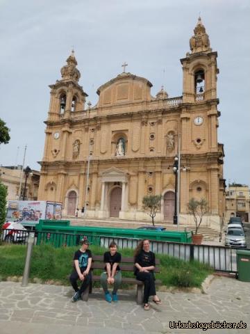St Joseph Parish Church: v.l.n.r.: Viktor, Vivian und Katy vor der St Joseph Parish Church in Msida
einem römisch-katholisches Kirchengebäude auf Malta
