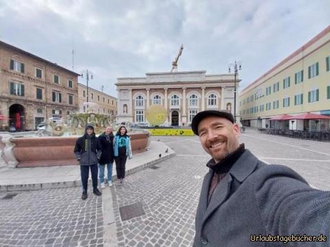 wir auf piazza del popolo: wir auf der Piazza del Popolo
vor der Fontana La Pupilla di Pesaro