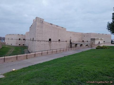 Castello di Barletta: das Castello di Barletta im letzten Licht des Tages