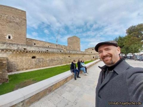 wir vor dem Castello Svevo di Bari: vor dem Castello Svevo di Bari