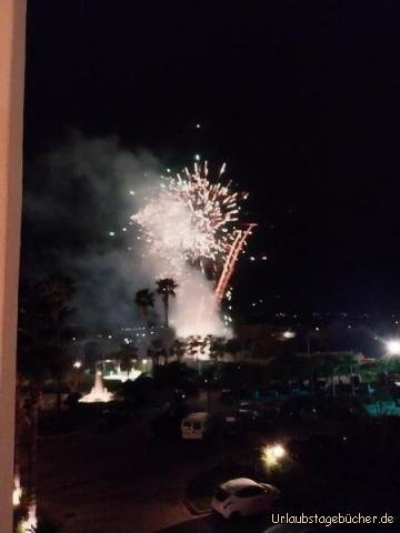 Feuerwerk: Feuerwerk direkt neben unserem Grand Hotel President in Siderno Marina 