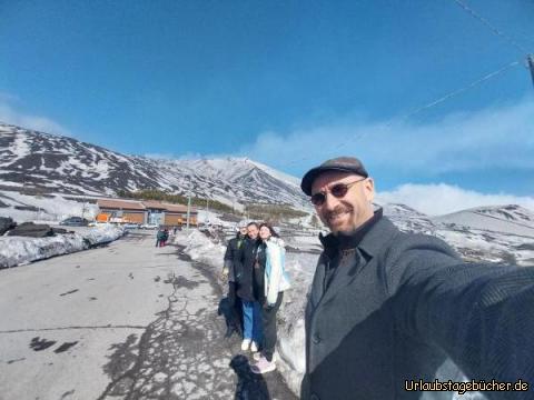 wir auf dem Ätna: Schnee auf Sizilien am höchsten Punkt auf dem Ätna,
den wir mit dem Auto erreichen können 