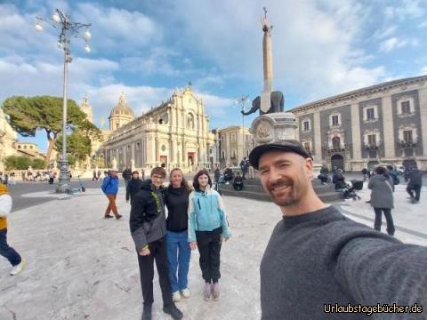 wir in Catania: auf der Piazza del Duomo in Catania 
vor dem Duomo die Catania und der Fontana dell'Elefante 