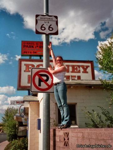 Anja an der Route 66: Anja vor einem Straßenschild der Route 66
