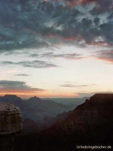 Sonnenaufgang: über dem Grand Canyon geht die Sonne auf 