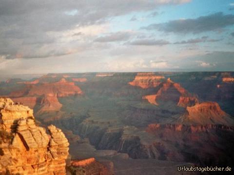 Sonne im Grand Canyon: die ersten Sonnenstrahlen dringen in den Grand Canyon vor
(und ja, die kleinen Punkte auf dem Felsen am linken Bildrand sind Menschen)