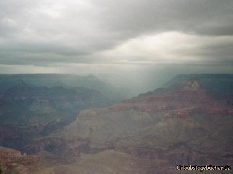Wolken überm Grand Canyon: nach schönem Sonnenaufgang verdunkeln bald dicke Wolken den Grand Canyon