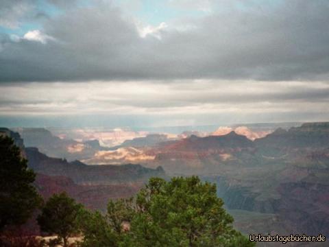 Grand Canyon: nur wenige Sonnenstrahlen durchdringen die dichten Wolken über dem Grand Canyon