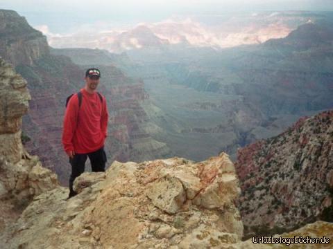 Eno am Abgrund: Leben am Abgrund - hier beginnt der Abstieg in den Grand Canyon
(wie steil es hinter mir in die Tiefe geht, kann man meinem Gesichtsausdruck entnehmen)