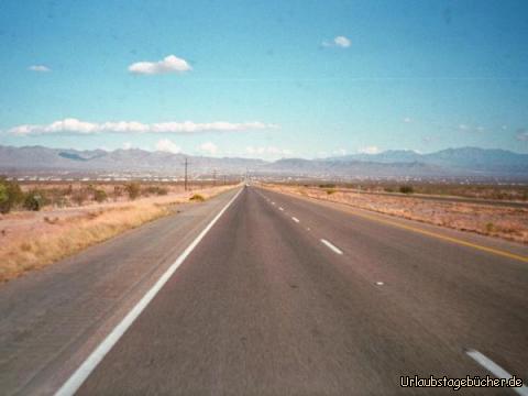 Highway: wir folgen dem Highway duch trostlose Landschaften von Arizona nach Nevada