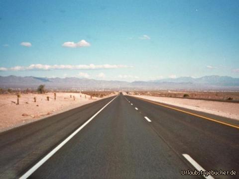 Highway nach Vegas: der Highway zerteilt die trostlose Landschaft wie ein kerzengerades Band