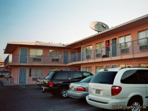 Motel: das Rodeway Inn (und Anja vor unserem Zimmer) in Las Vegas