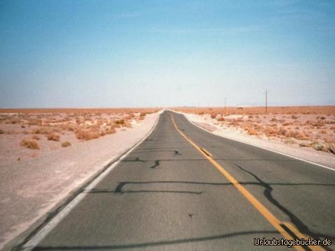 Einöde: unsere Straße von Las Vegas ins Death Valley