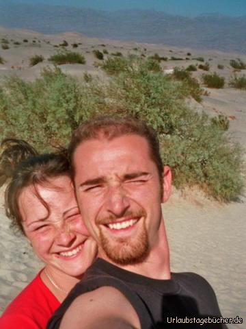 wir im Death Valley: wir grinsen blöd beim Versuch, uns (gegen die Sonne blickend)
mit den Sanddünen von Mesquite Flats zu fotografieren