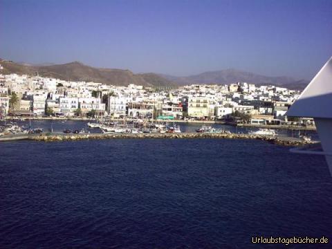 Hotel auf Naxos: der Hafen von Naxos
(das große Gebäude rechts von der Bildmitte war unser Hotel)