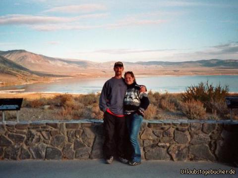 Mono Lake: Anja und ich vor dem Mono Lake