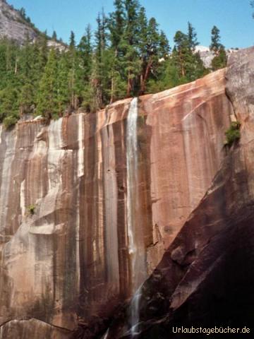 Vermal Fall: der Vermal Wasserfall im Yosemite National Park
(Jahreszeitbedingt ebenfalls mit wenig Wasser)