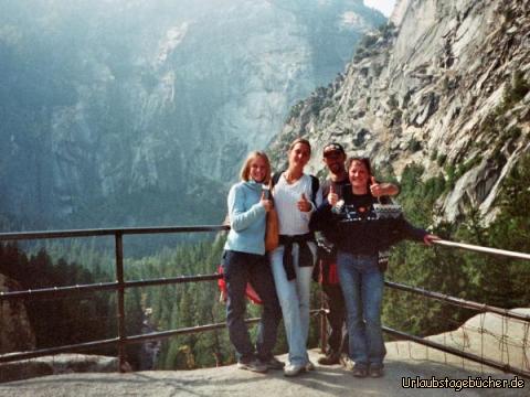 wir am Vermal Fall: unser Beweisfoto an der Fallkante des Vermal Wasserfall
v.l.n.r: Kerrin, Sabrina, ich und Anja