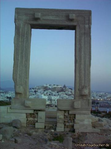 Portara Richtung Stadt: die Portara von Naxos Richtung Naxos Stadt