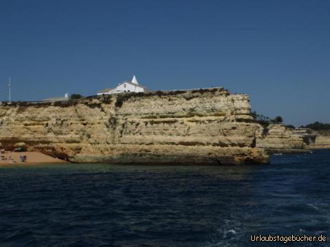 weiße Kirche auf den Felsen in der Algarve: weiße Kirche auf den Felsen in der Algarve