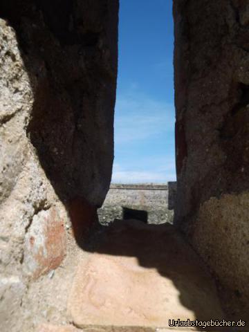 Blick durchs Fenster des Castillos Fuengirola: Blick durchs Fenster des Castillos Fuengirola