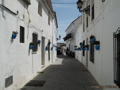 mit Blumentöpfen geschmückte Häuser in der Altstadt Mijas: mit Blumentöpfen geschmückte Häuser in der Altstadt Mijas