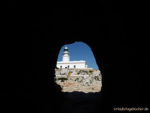 Blick aus der Höhle auf den Leuchtturm: Blick aus der Höhle auf den Leuchtturm