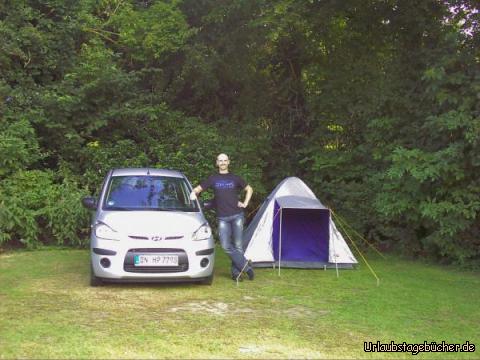 Zeltplatz: Eno zwischen unserem Auto und unserem Zelt
auf dem Zeltplatz "Keat Farm Park" über den Klippen von Dover