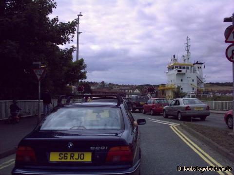 Newhaven Swing Bridge: ein Schiff kreuzt unseren Weg in Newhaven,
während wir vor der Drehbrücke warten, bis wir die Ouse überqueren dürfen