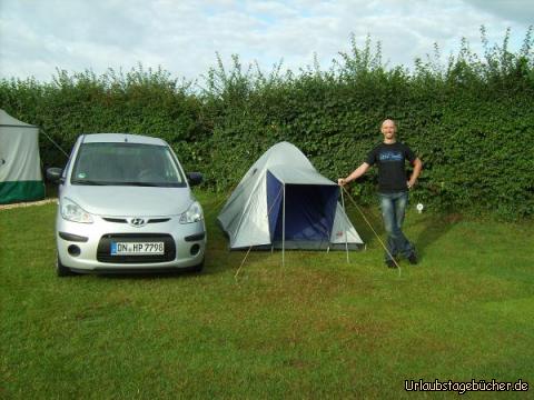 Zeltplatz: Eno mit Zelt und Auto auf unserem Zeltplatz in Wells