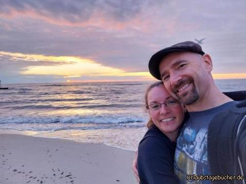 wir beim Sonnenuntergang: Sonnenuntergang über der Ostsee am Strand von Kolberg 