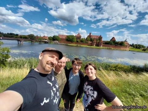 wir vor der Marienburg: hier sind wir vor der riesigen Ordensburg Marienburg in Malbork