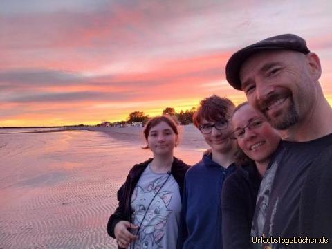 wir am Strand: am Strand von Pärnu nach dem Sonnenuntergang 