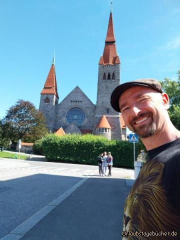 wir vor dem Dom von Tampere: in den Dom von Tampere konnten wir leider nicht rein,
weil drinnen gerade geheiratet wurde 