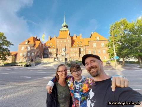 wir vorm Rådhuset Östersund: das Rådhuset (Rathaus) von Östersund