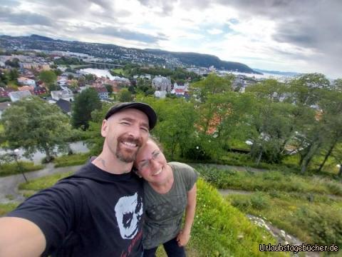 wir auf der Kristiansten festning: von der Festung Kristiansten hat man einen tollen Blick über Trondheim