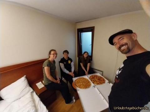 wir beim Pizza essen: in unserem Hotelzimmer im Chesterfield Hotel Trondheim 
essen wir 2 riesige Pizza